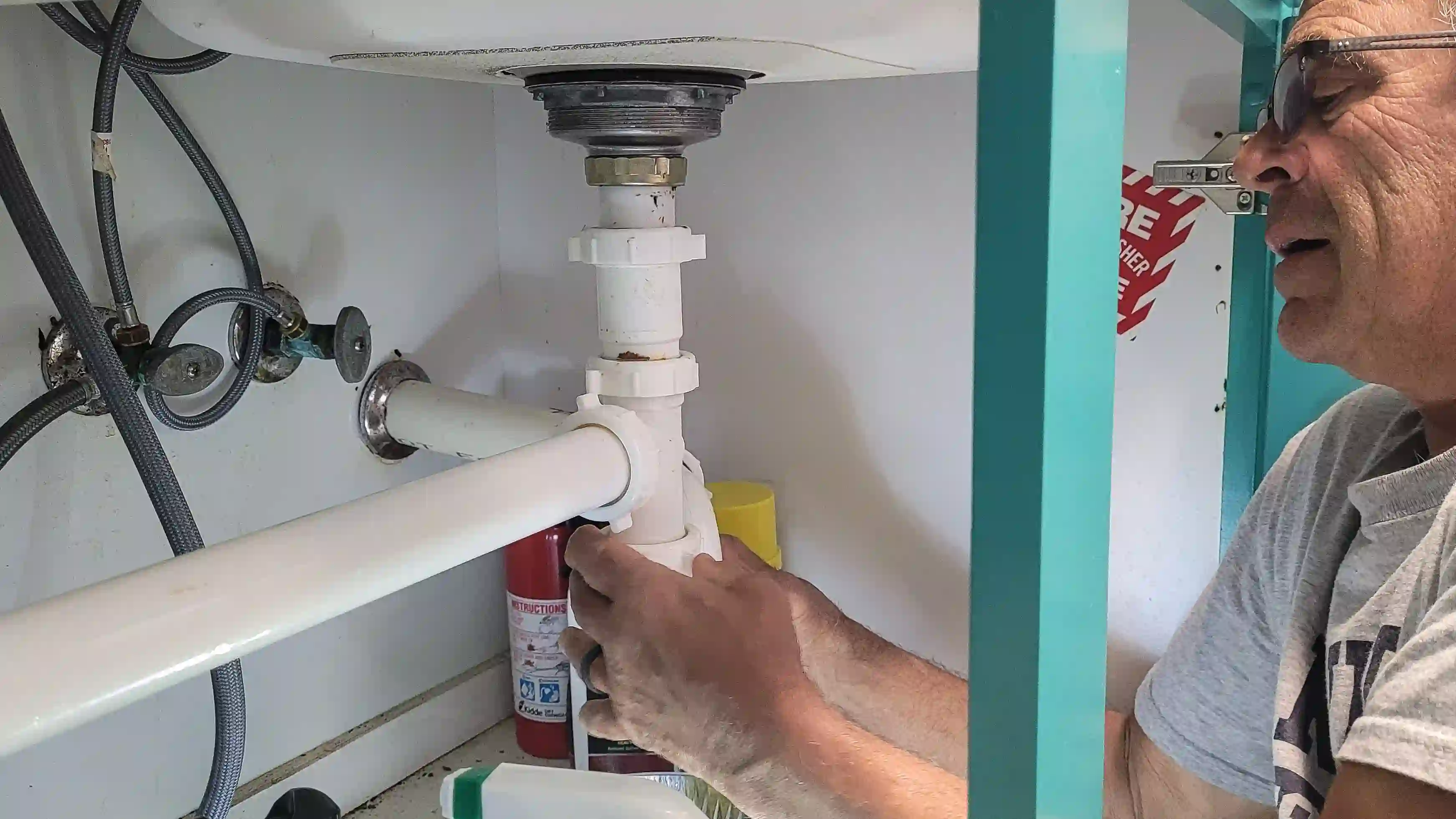 Intervencije u kuhinji – Curenje sudopere